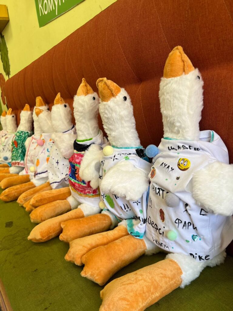 Діти на майстер-класі створюють м’яку іграшку Гусь-обнімусь від Творчої Мозаїки