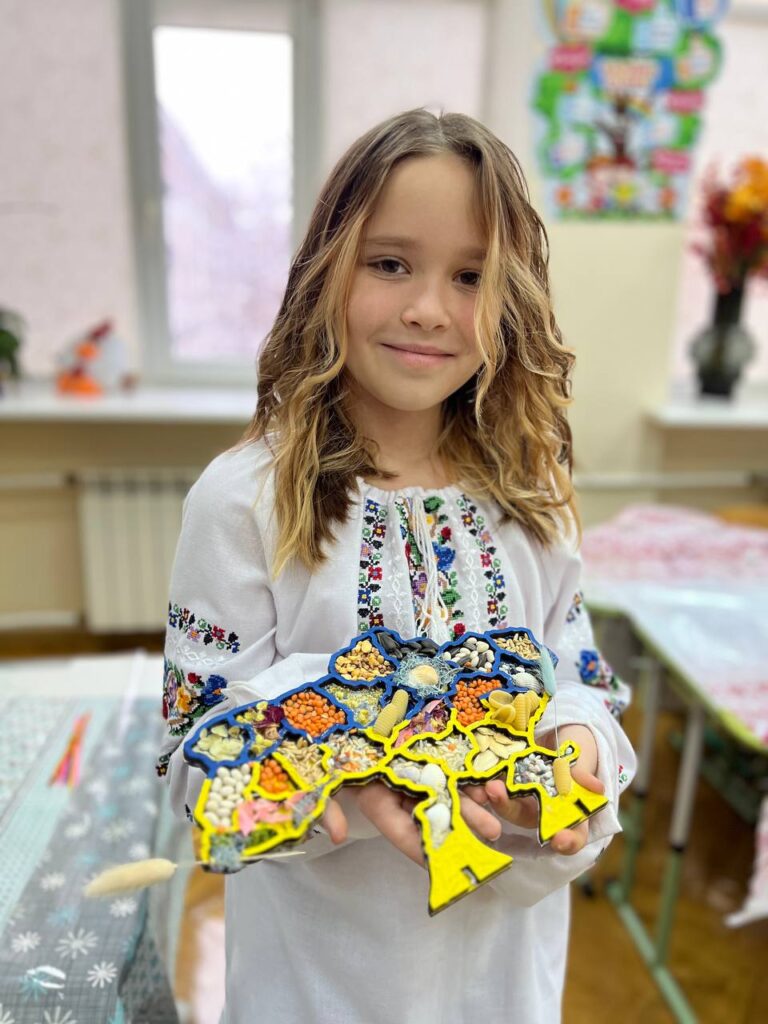 Майстер-клас для дітей з виготовлення карти України з круп