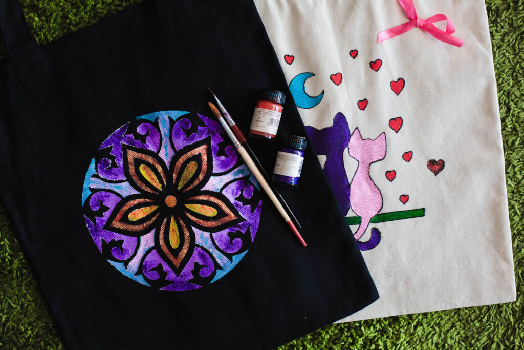 Готовий шопер з яскравим малюнком, створений власноруч на майстер-класі «Розпис шопера».