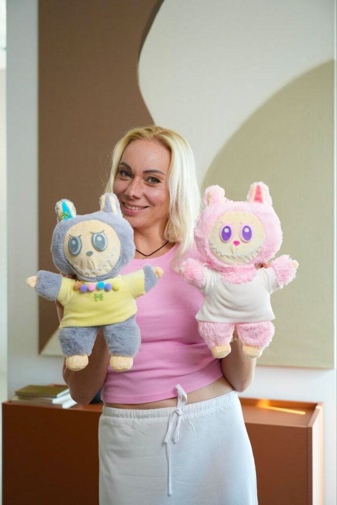 Дівчина тримає дві м’які іграшки Лабубу, створені на дитячому майстер-класі у Києві від «Творчої Мозаїки».