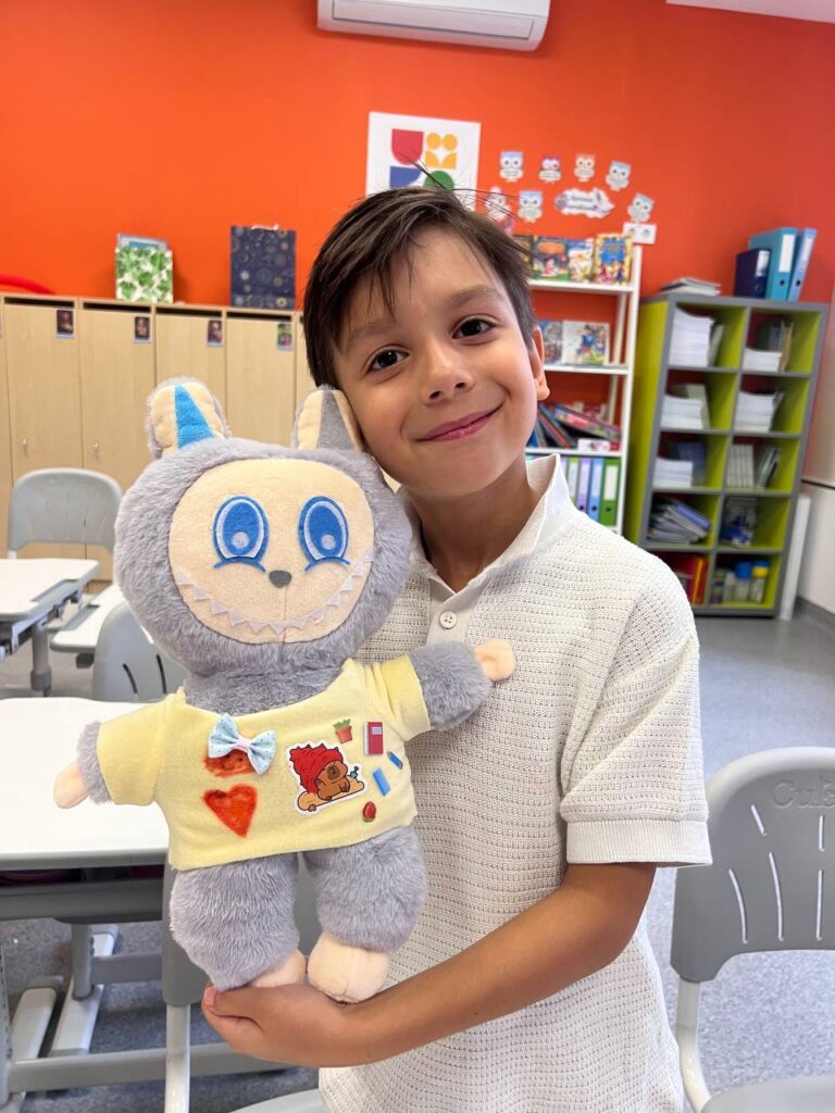 Хлопчик з іграшкою Лабубу на дитячому майстер-класі від «Творчої Мозаїки».