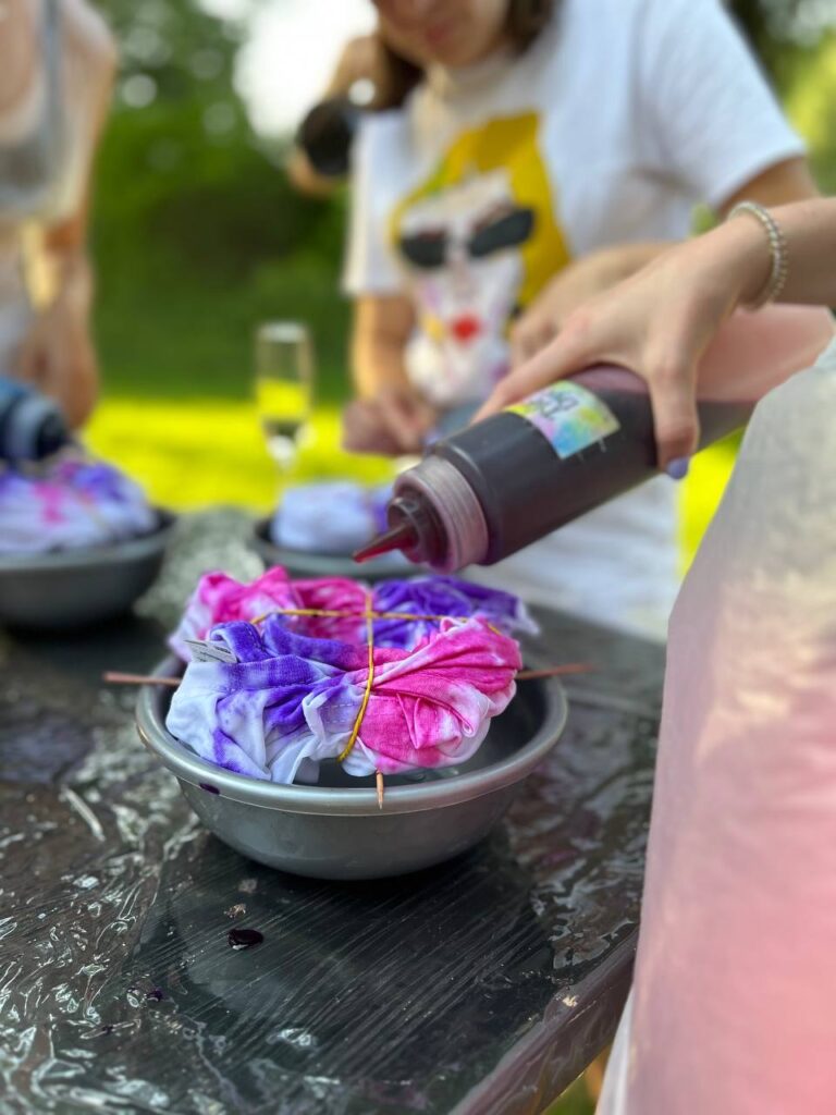 Процес розпису футболок у техніці Тай Дай на дитячому майстер-класі від Творчої Мозаїки