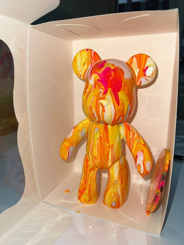 Жовтий флюїдний ведмедик Bearbrick, створений на майстер-класі «Творчої Мозаїки».