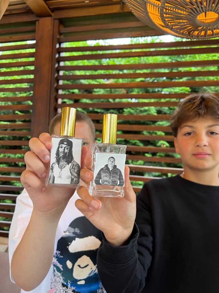 Діти обирають аромати для своїх парфумів на творчому майстер-класі.