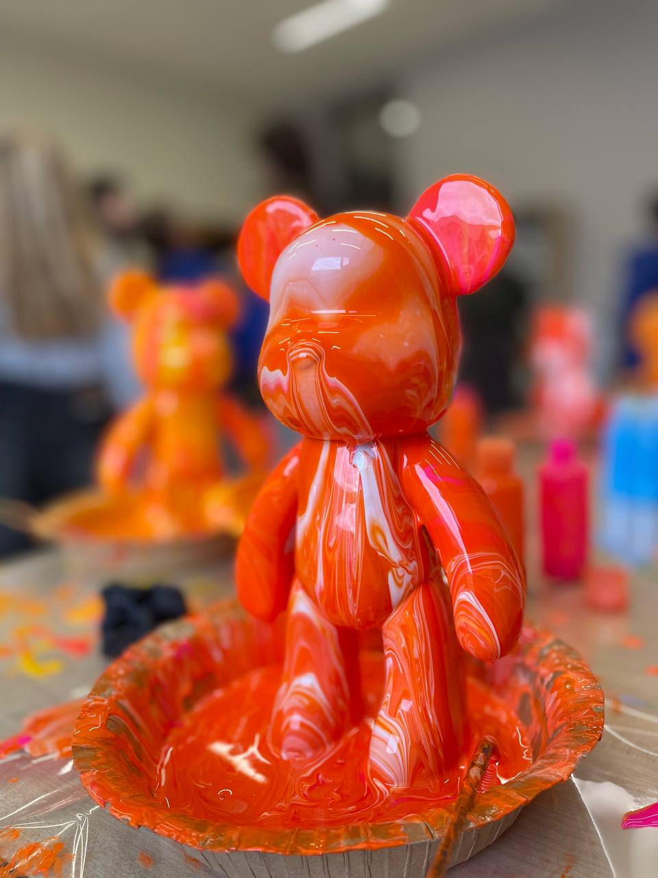 Яскравий флюїдний ведмедик Bearbrick, створений на творчому майстер-класі від «Творчої Мозаїки».