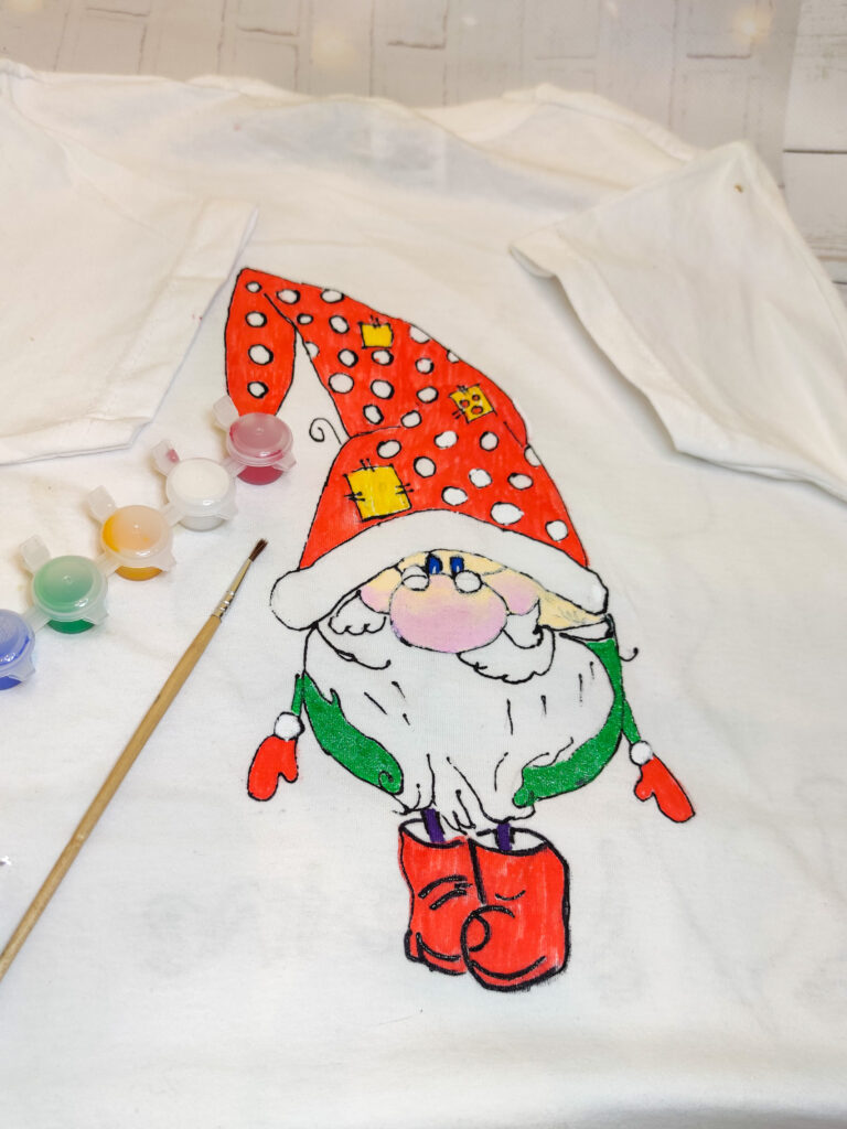 Готові новорічні футболки з малюнками ялинок і сніговиків після творчого майстер-класу.