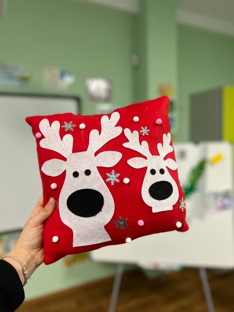 Готова новорічна подушка з оленем, створена власноруч на творчому майстер-класі.