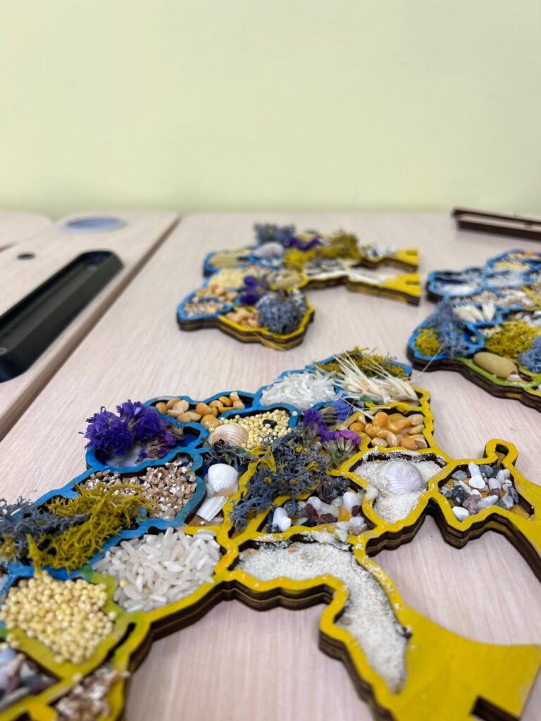 Деталізація карти України: яскраві крупи, сухоцвіти та камінці, засипані по областях