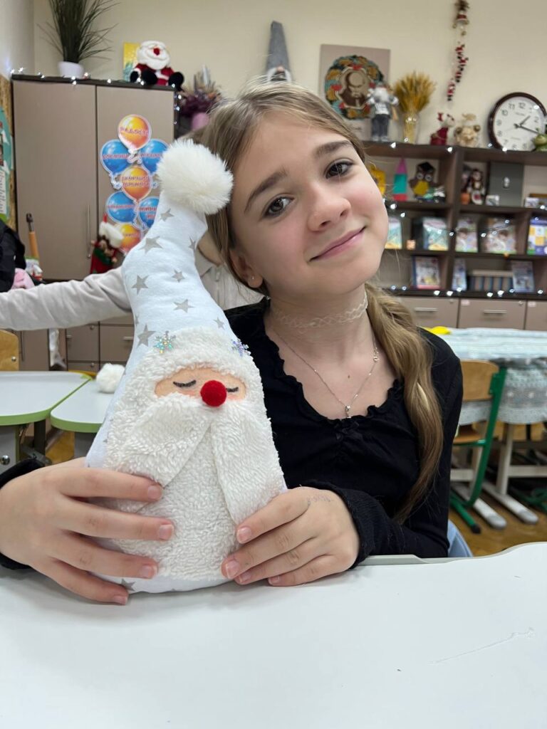 Учасниця створює обличчя своєму Санта-гному на новорічному майстер-класі