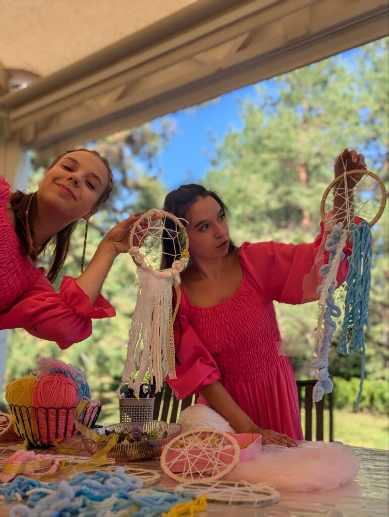 Майстрині Творчої Мозаїки тримають готові ловці снів після творчого майстер-класу — яскраві вироби ручної роботи.