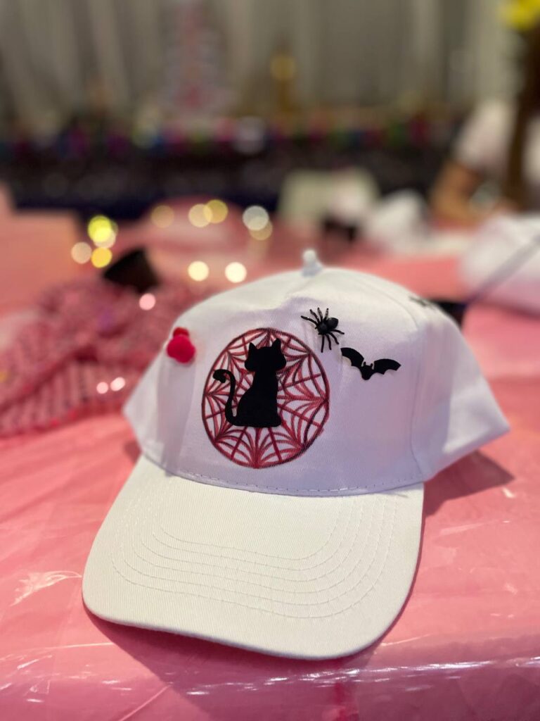 Готові кепки, розмальовані учасниками майстер-класу акриловими фарбами та текстильними маркерами