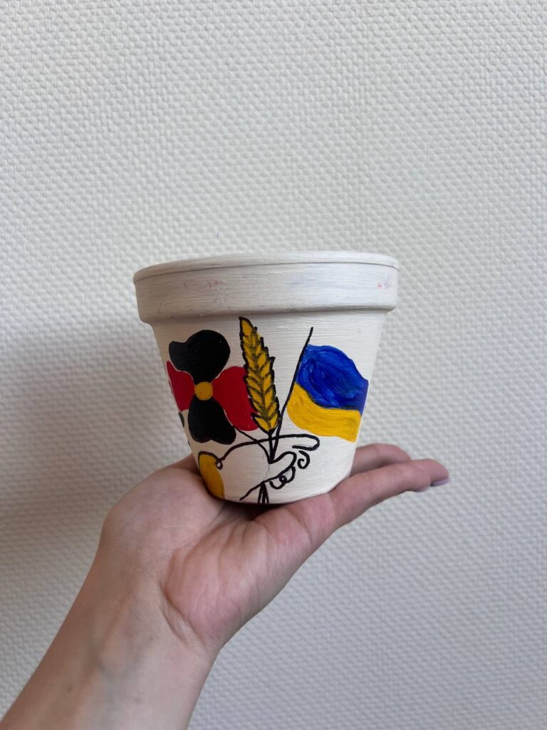 Горщик, розфарбований акрилом у квітковій тематиці — готовий виріб з майстер-класу для дітей і дорослих