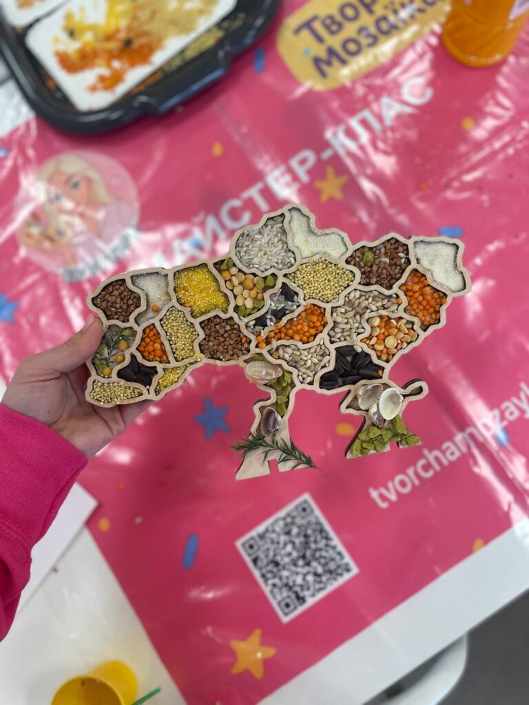 Дерев’яна карта України, заповнена крупами та сухоцвітами, готовий патріотичний виріб для дітей