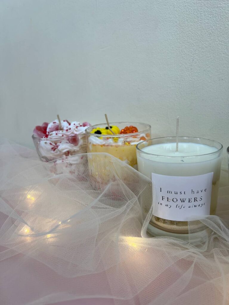 Наліпки з написами ароматів і кольорів, якими учасники прикрашають свої гелеві свічки.