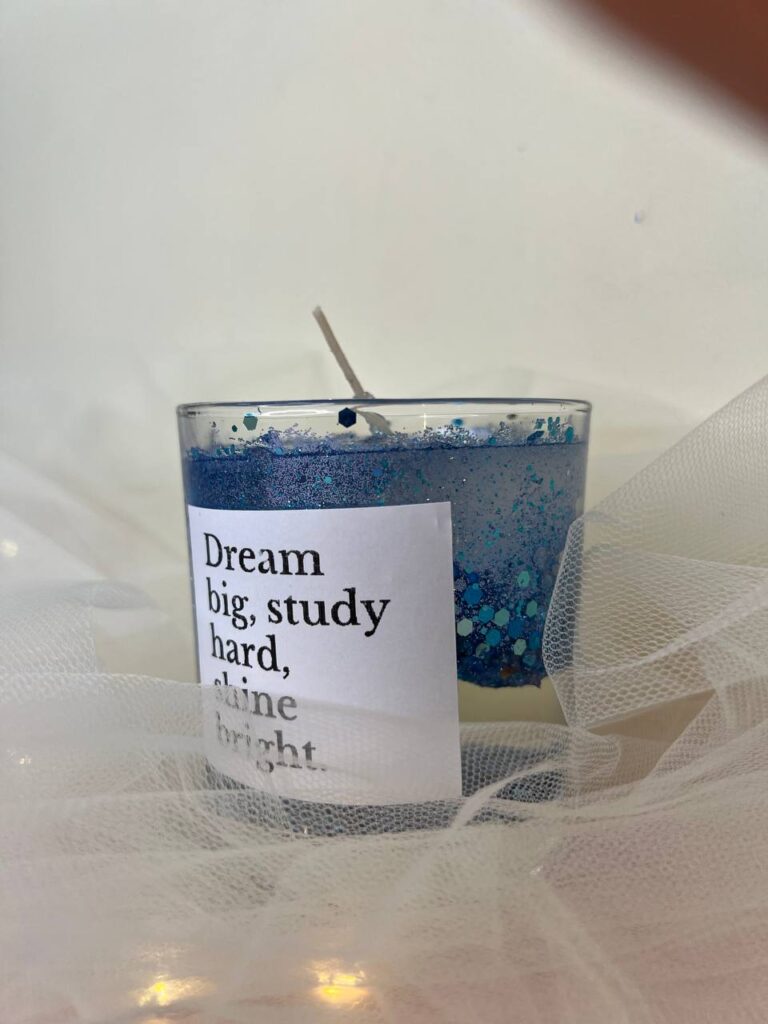 Готові прозорі гелеві свічки з блискітками, мушлями й кольоровим піском після майстер-класу «Творча Мозаїка».