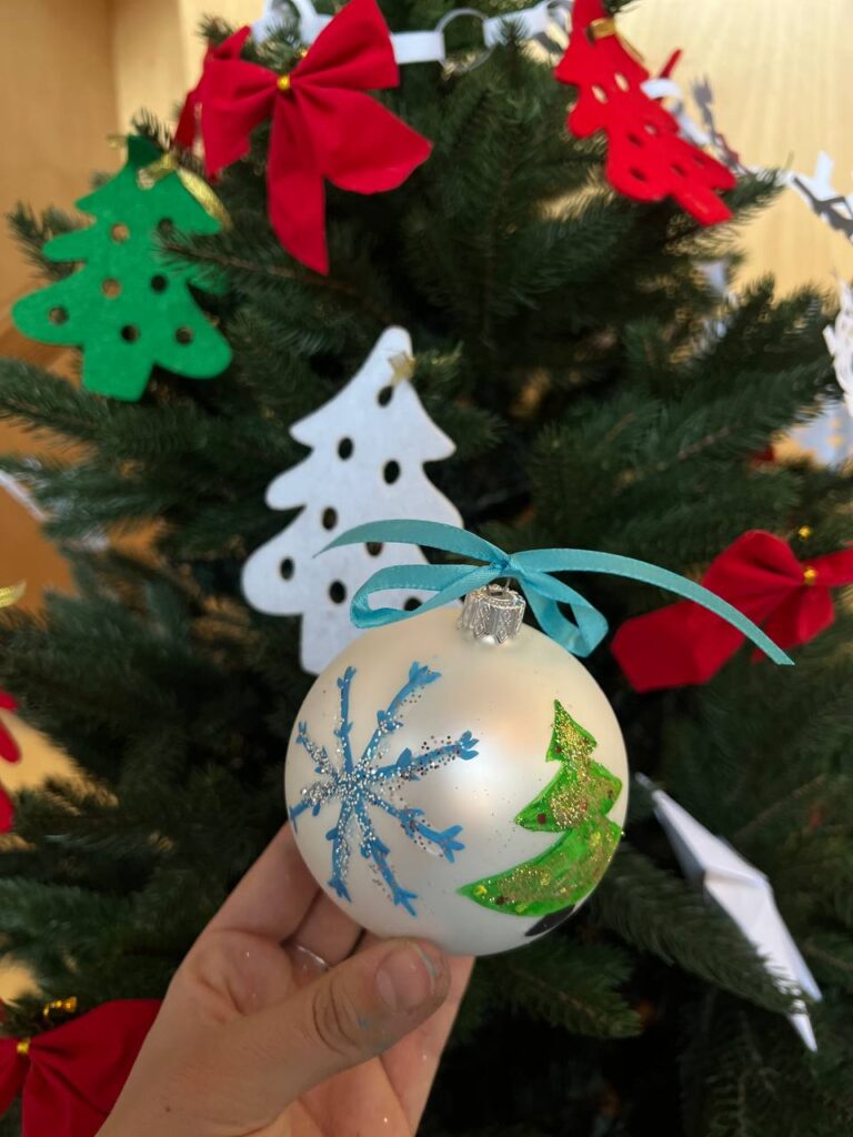 Готові розписані кульки з різними орнаментами, блискітками та написами після майстер-класу.