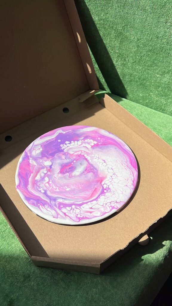 Готова абстрактна картина у стилі флюїд арт — поєднання рідких акрилових фарб на дерев’яному арт-борді.