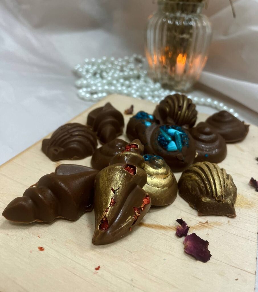 Готові шоколадні цукерки в красивому пакуванні після майстер-класу — натуральний шоколад, яскраві кольори та унікальний дизайн.