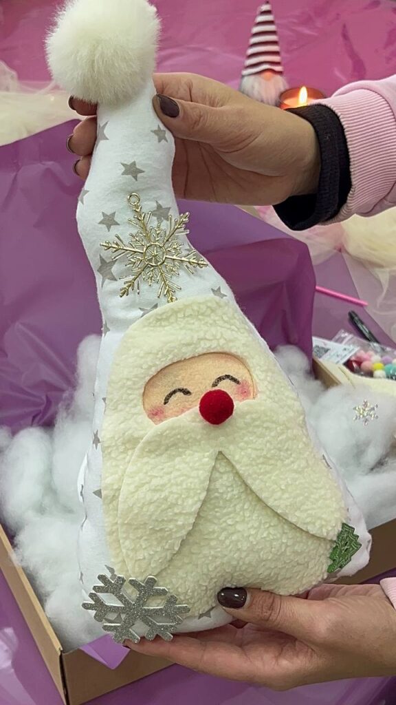 Творчий набір «Санта гном» у руках — заготовки, декор і матеріали для створення новорічного гнома власноруч.