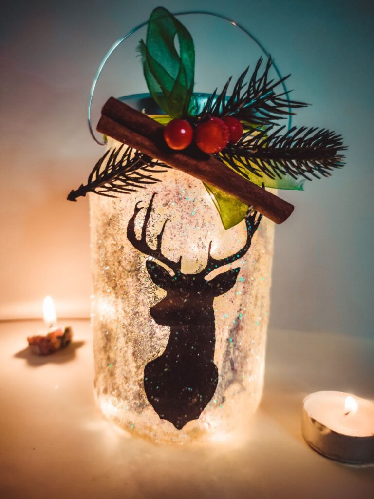 Готовий новорічний ліхтарик із фетру, блискіток і свічкою всередині, створений на майстер-класі.