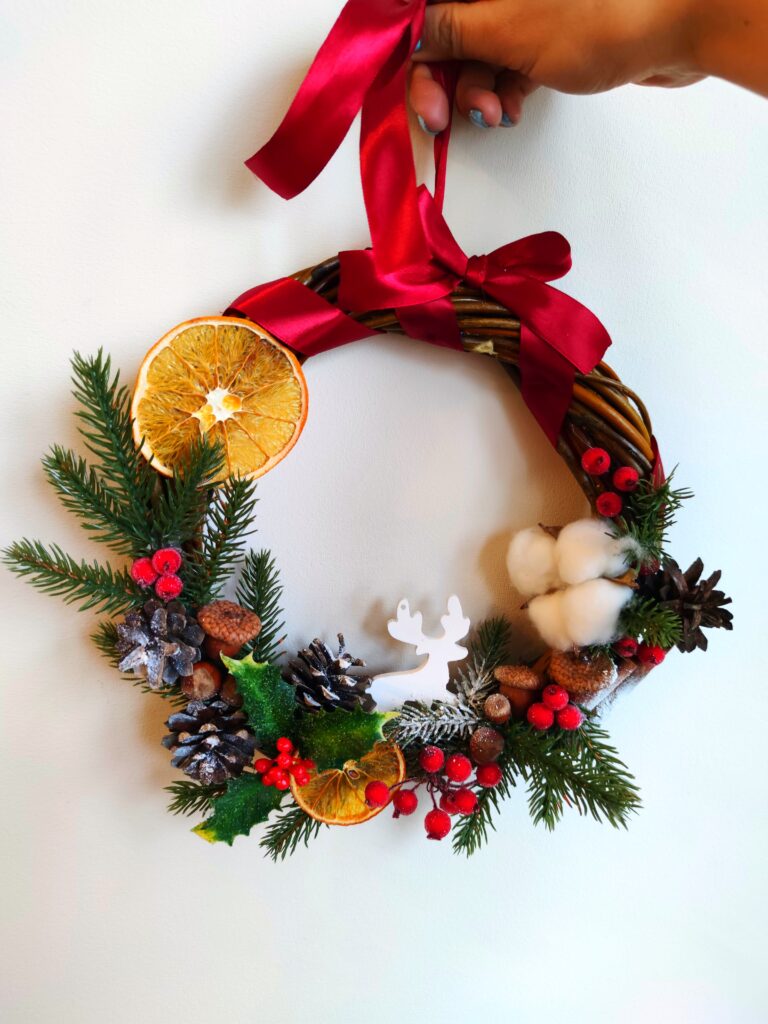 Готові новорічні композиції, створені власноруч на святковому майстер-класі для дорослих.