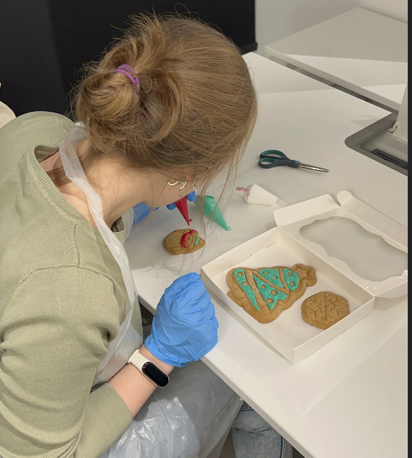 Пряники у формі ялинки та сніговика, прикрашені кольоровою глазур’ю й посипками.