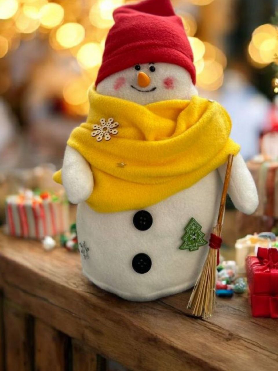 Готові сніговики, створені дітьми власноруч на новорічному майстер-класі «Творча Мозаїка».