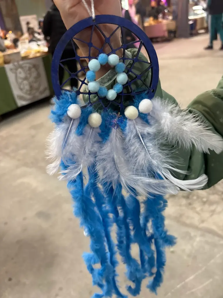 Ловець снів крупним планом — декоративний оберіг із плетінням, намистинами й пір’їнками, виготовлений на майстер-класі.