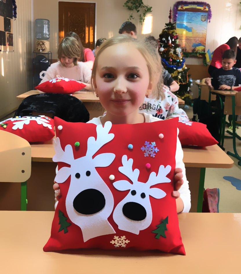 Готові подушки з оленями, розкладені на столі після дитячого новорічного майстер-класу.