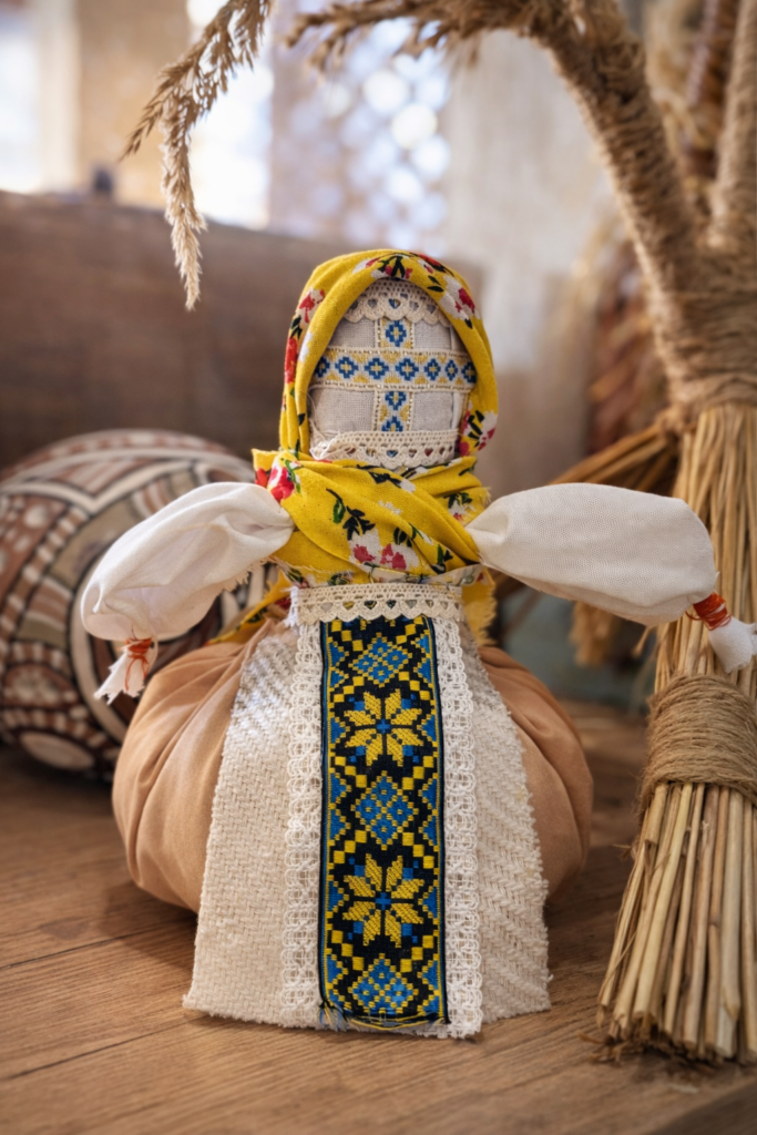 Лялька мотанка дитяча, зроблена під час майстер-класу від Творчої мозаїки