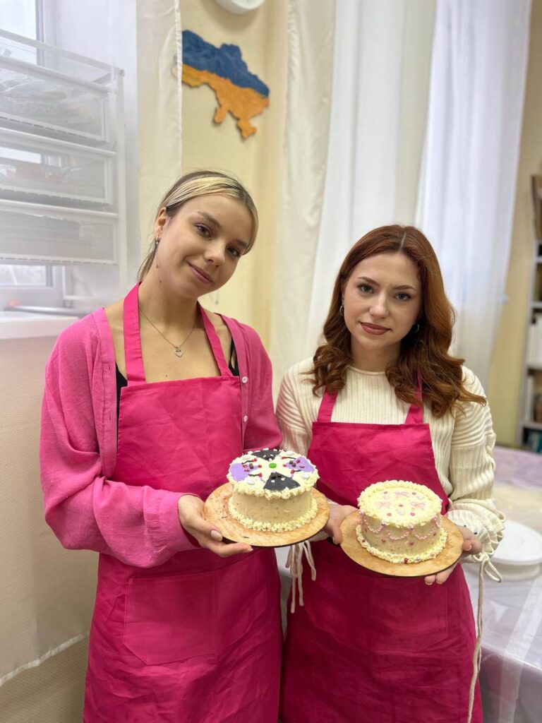 Дві учасниці з готовими бенто тортами після творчого майстер-класу