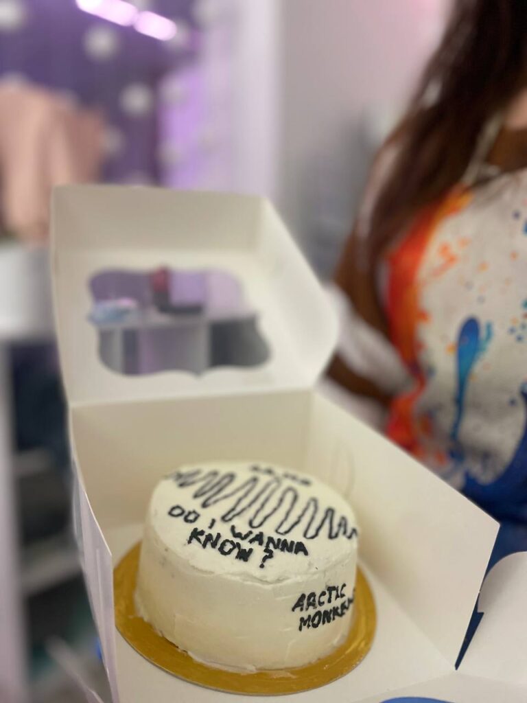 Готовий бенто торт з декором сердець після майстер-класу для дорослих