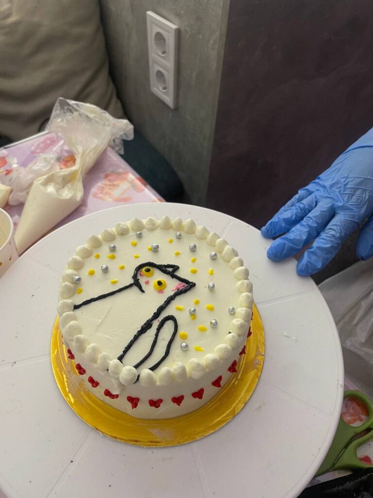 Бенто торт з мінімалістичним дизайном, створений на майстер-класі