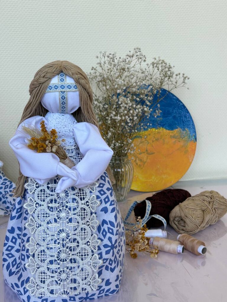 Лялька мотанка професійна на майстер-класі від творчої мозаїки