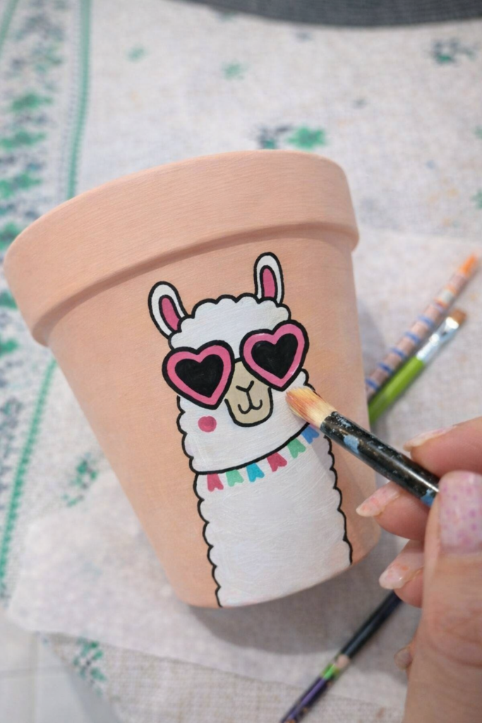 Ручний розпис горщика з квіткою каланхоє — результат творчого майстер-класу з розпису вазонів