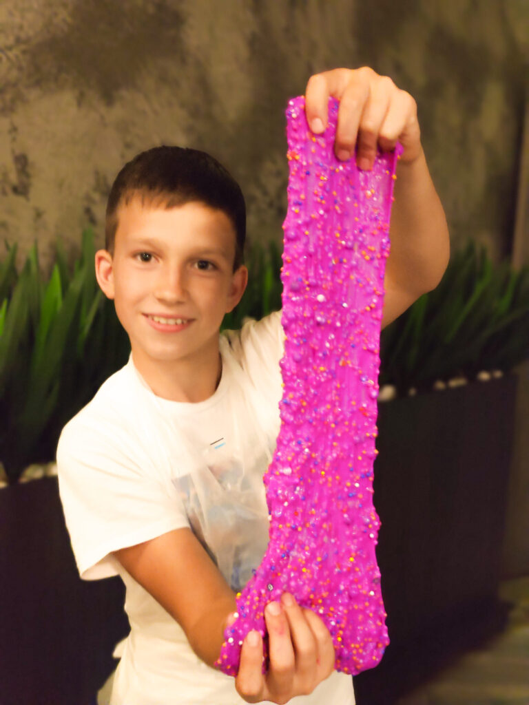 дитина зі слаймом, слайм в домашніх умовах, рецепт слайму, день народження дитячий