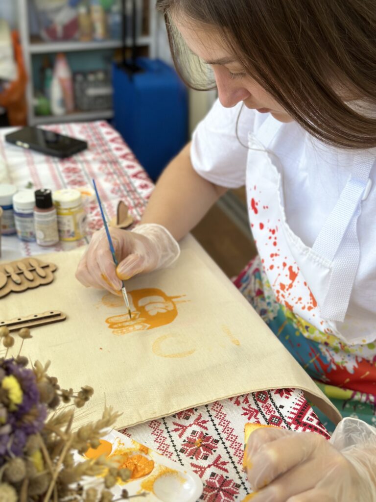 процес нанесення фарби, створення візерунку, вибійка на тканині, національні орнаменти