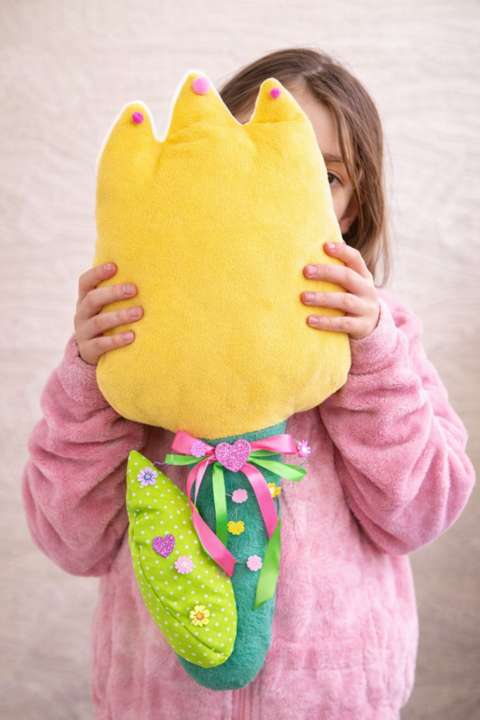 Дитина з м’якими тюльпанами після майстер-класу подарунка на 8 березня