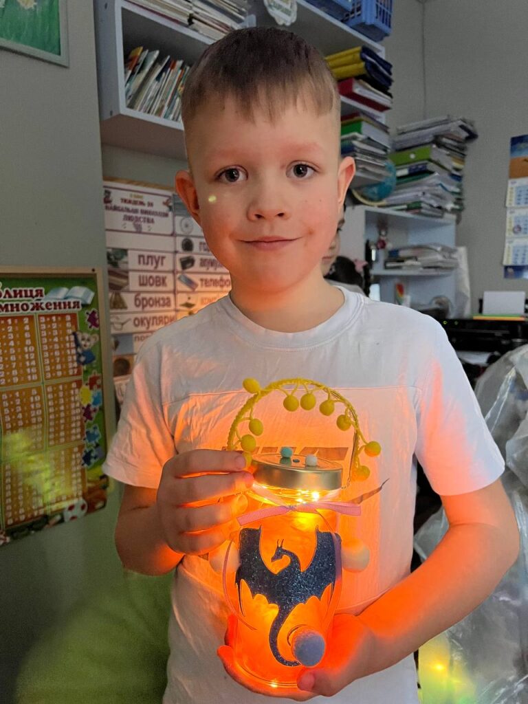 Дитина з яскравим ліхтариком зі склянки, майстер-клас для дітей від Творчої мозаїки