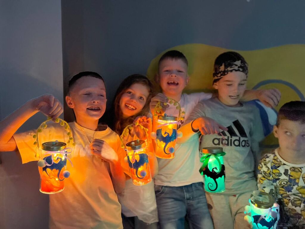 Група дітей з готовими світловими ліхтариками на виїзному майстер-класі