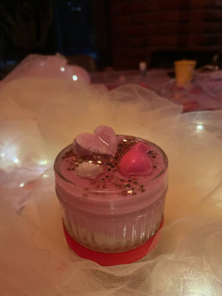 Свічка з сердечком рожево біла після майстер-класу Творча мозаїка