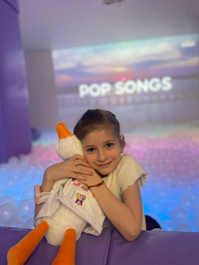 Гусь обіймусь в руках у дівчинки